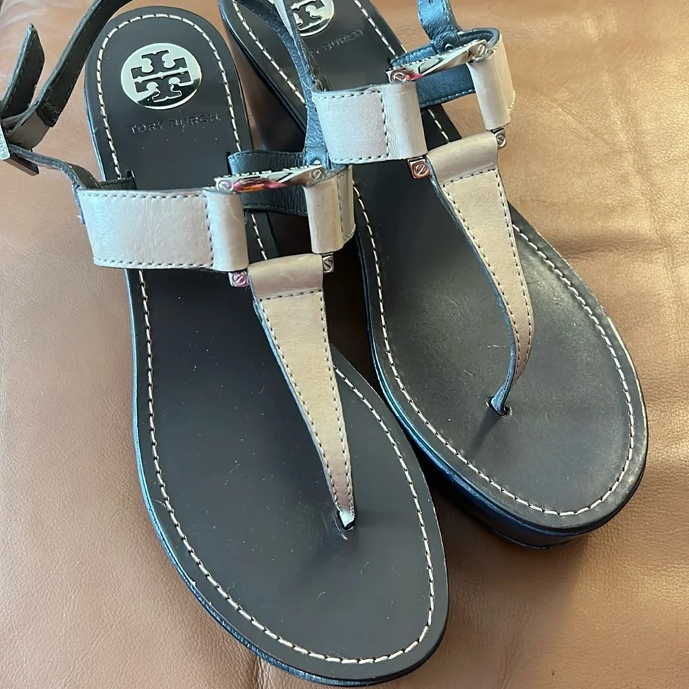 Tory Burch Thong Strap Wedge Sandals/ Neutral/Navy Size 9.5